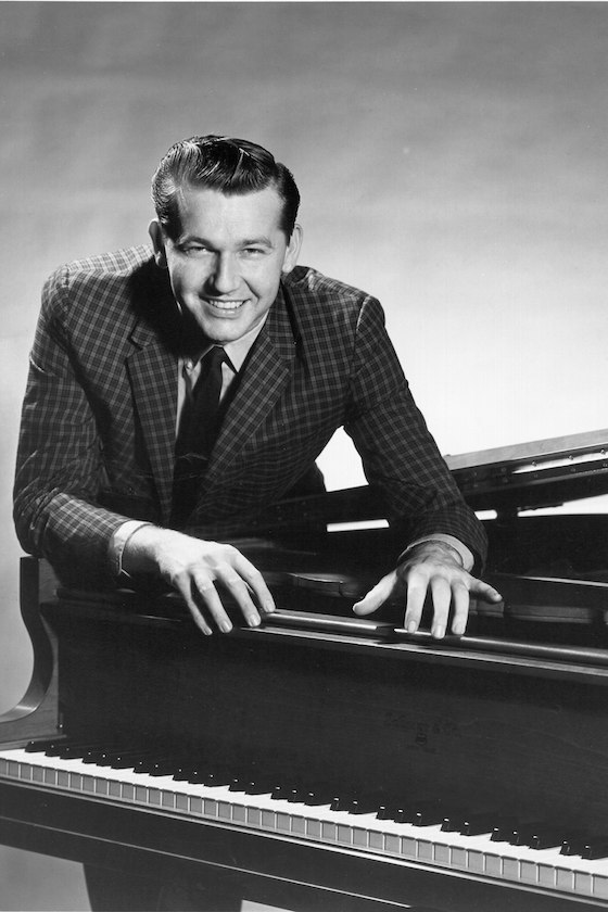 CIRCA 1961: Country and Western Music Pianist Floyd Cramer poses for a publicity photo circa 1961. 