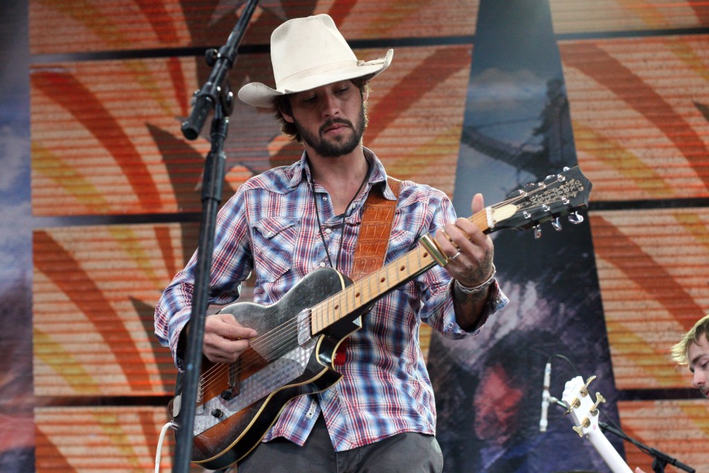 ST LOUIS, MO - OCTOBER 04: Ryan Bingham performs during Farm Aid 2009 at the Verizon Wireless Amphitheater on October 4, 2009 in St Louis, Missouri. 