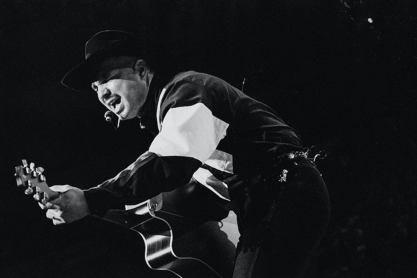 PHILADELPHIA - SEPTEMBER 09: Garth Brooks performs at The First Union Center on September 09, 1998 in Philadelphia, Pennsylvania.