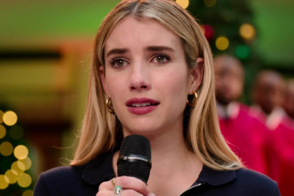 Emma Roberts in Holidate (2020)