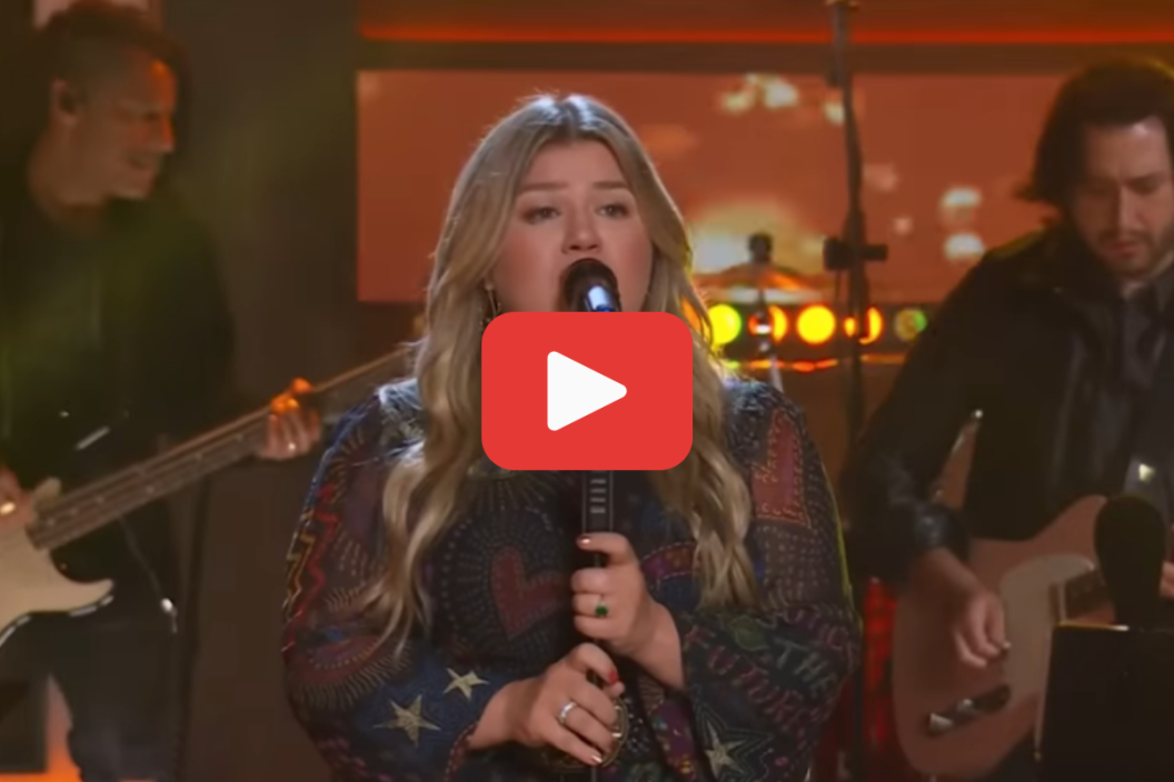 Screengrab of Kelly Clarkson's 'Kellyoke' performance of Cody Johnson's "'Til You Can't."