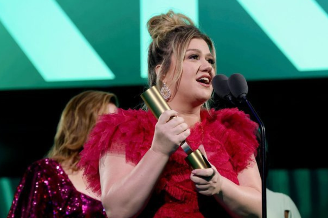 Kelly Clarkson accepts People's Choice Award at 2022 People's Choice Awards