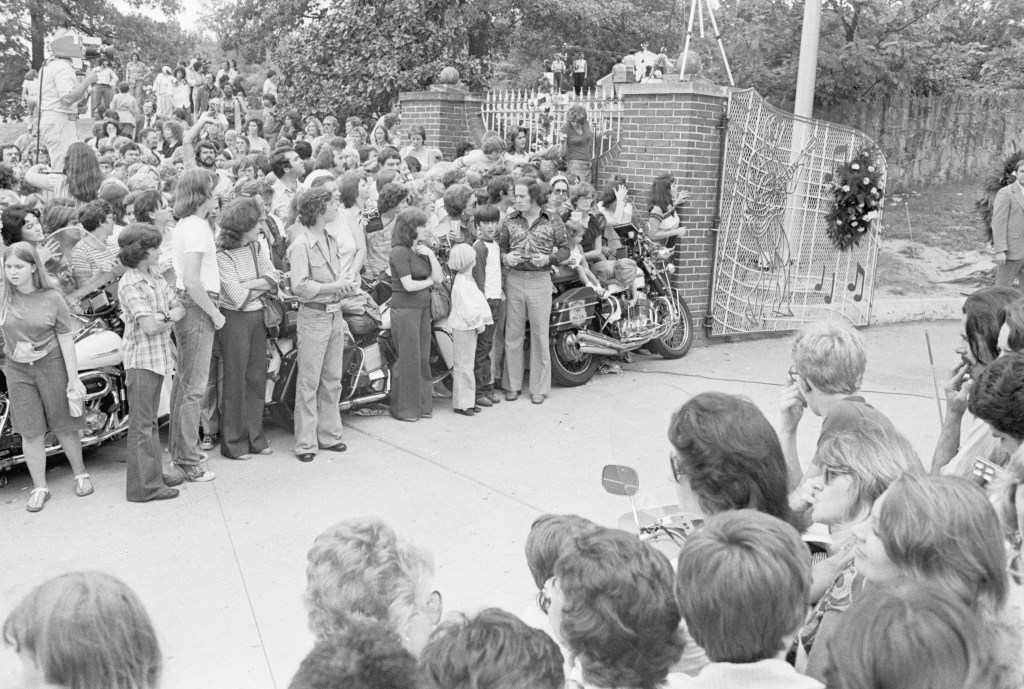 8/17/1977-Memphis, TN- Crowds of Elvis Presley fans jam up at the gate of the singer's mansion at Memphis waiting for the 3-hour public viewing 8/17. Presley was found dead in his 18 room mansion 8/16.