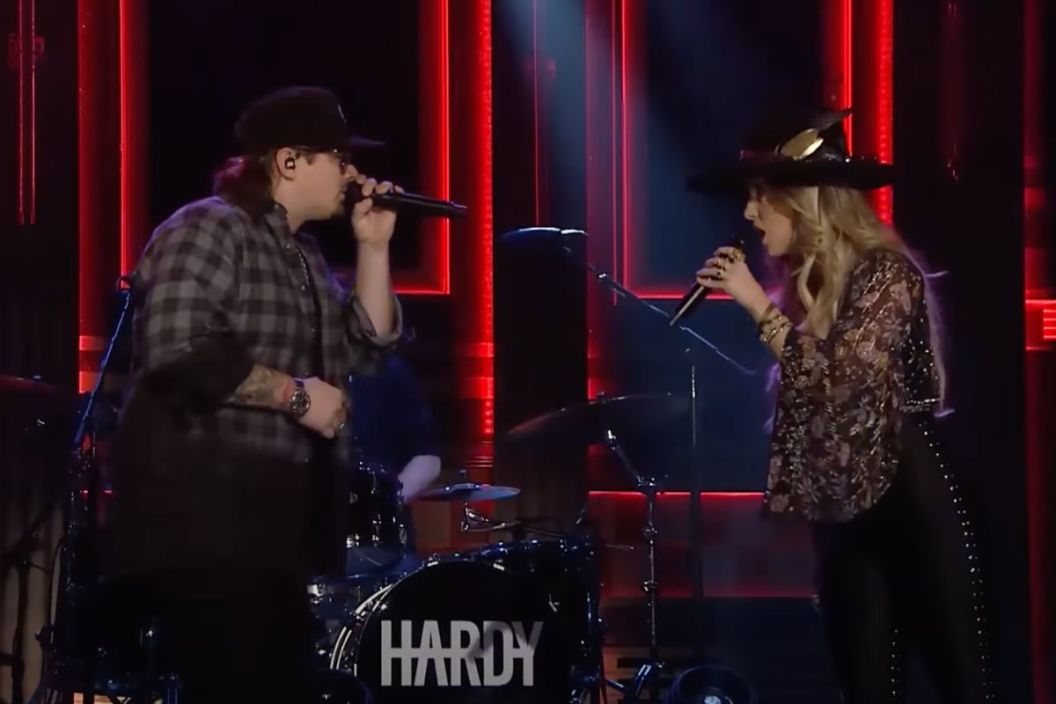 Lainey Wilson and Hardy perform "Wait in the Truck"