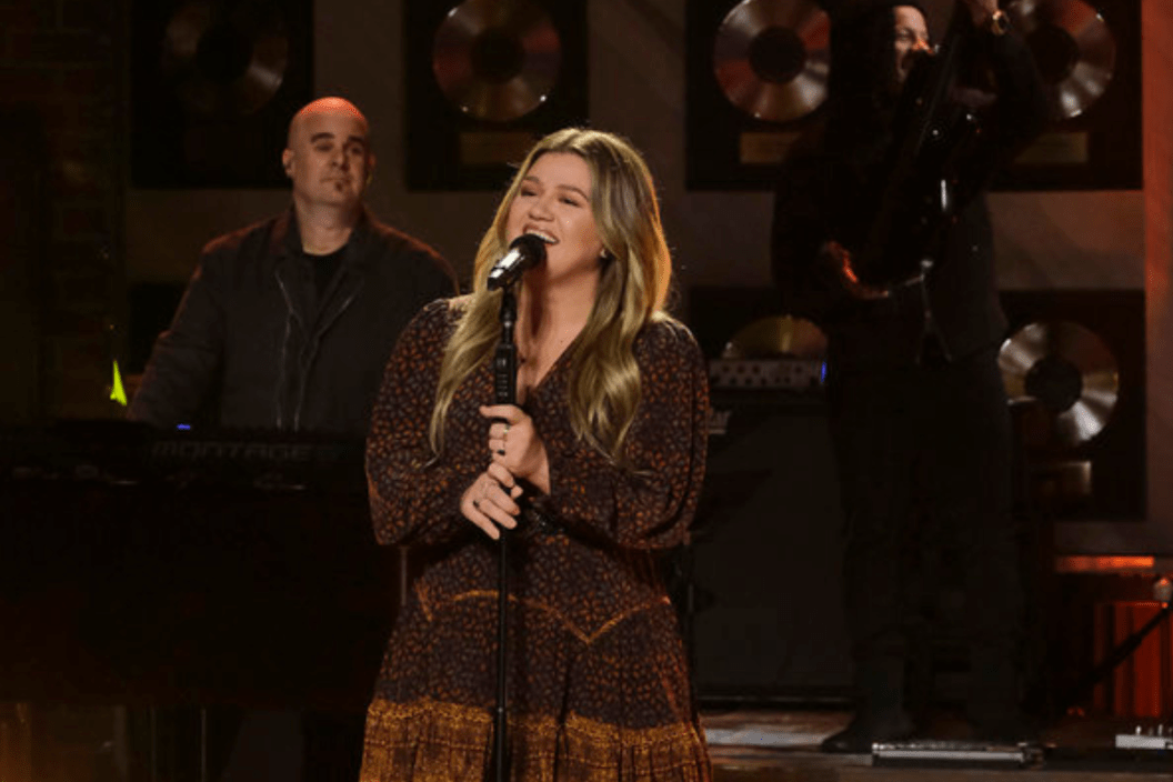Kelly Clarkson performs on "The Kelly Clarkson Show"