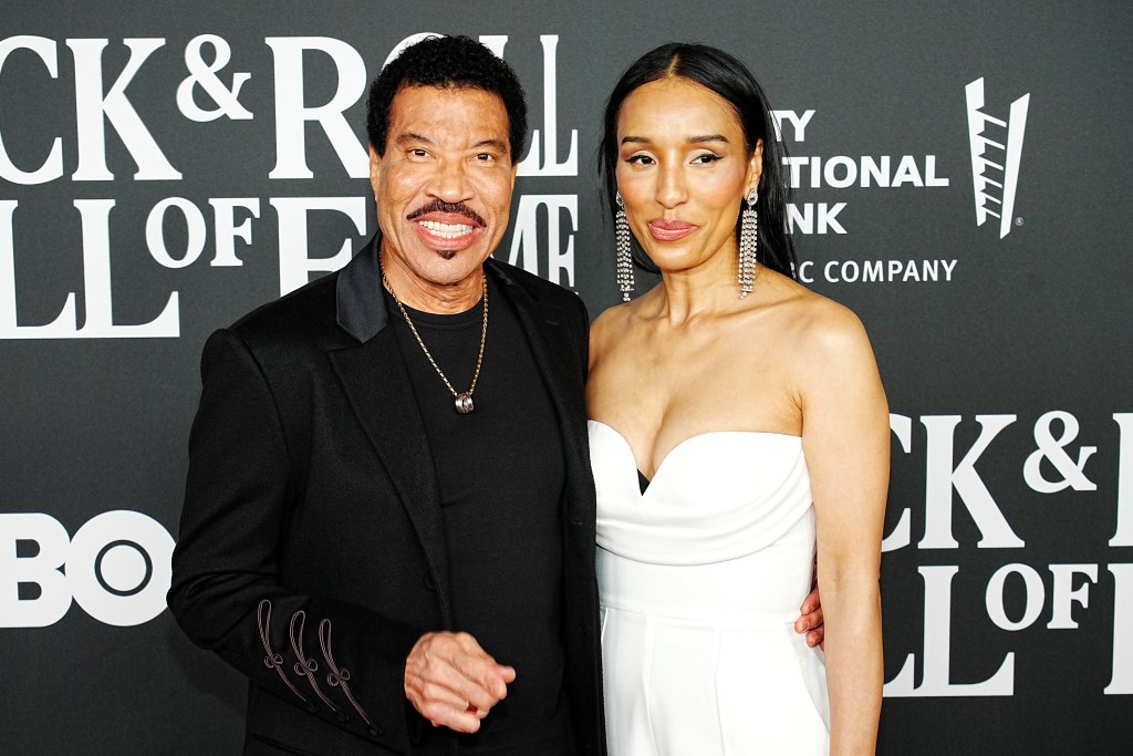 LOS ANGELES, CALIFORNIA - NOVEMBER 05: (L-R) Lionel Richie and Lisa Parigi attend the 37th Annual Rock & Roll Hall Of Fame Induction Ceremony at Microsoft Theater on November 05, 2022 in Los Angeles, California. 