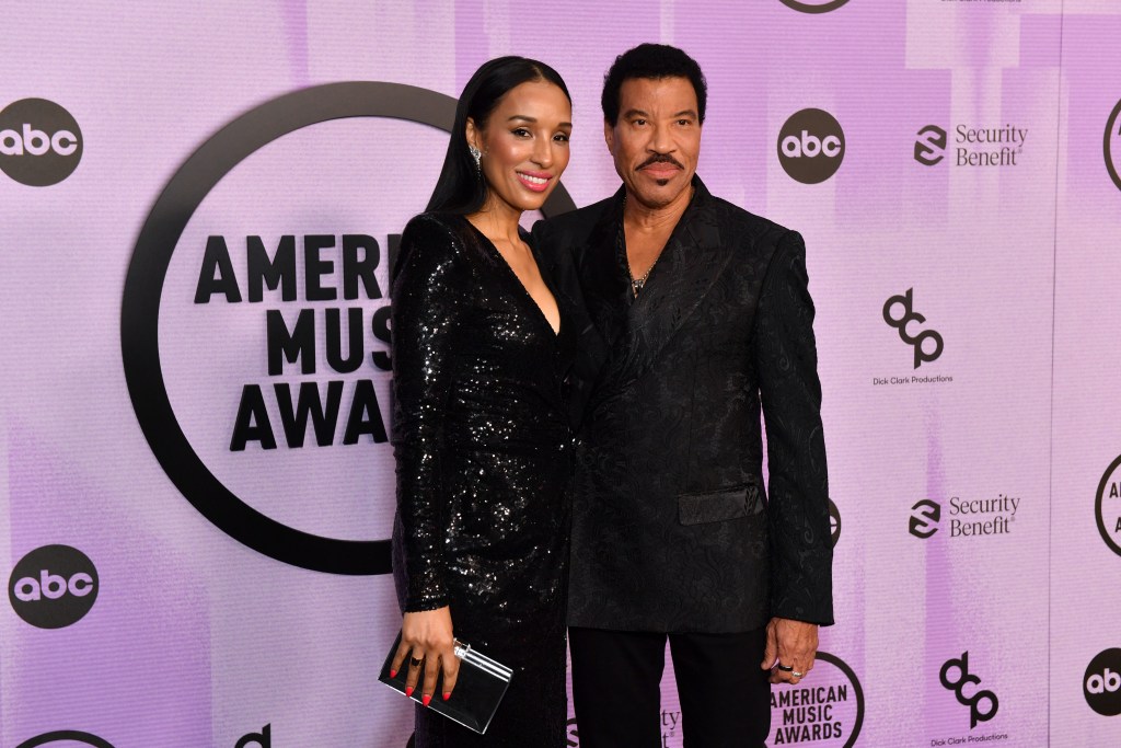 LOS ANGELES, CALIFORNIA - NOVEMBER 20: (EDITORIAL USE ONLY) Lisa Parigi and Lionel Richie attend the 2022 American Music Awards at Microsoft Theater on November 20, 2022 in Los Angeles, California. 