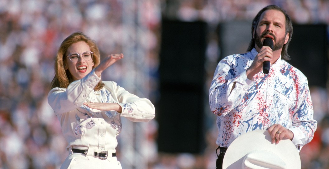 PASADENA, CA - JANUARY 31: Country music star Garth Brooks sings the National Anthem with American sigh language translation preformed by actress Marlee Matlin prior to Super Bowl XXVII between the Dallas Cowboys and the Buffalo Bills at the Rose Bowl on January 31, 1993 in Pasadena, California. The Cowboys defeated the Bills 52-17. (