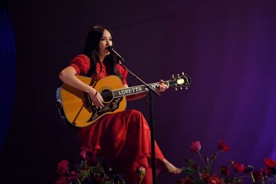 Kacey Musgraves Tributes Loretta Lynn at 2023 Grammy Awards