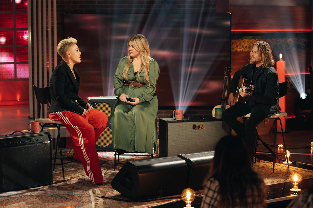 THE KELLY CLARKSON SHOW — Episode J098 — Pictured: (l-r) P!nk, Kelly Clarkson, Justin Derrico