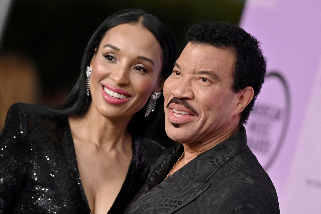 Lisa Parigi and Lionel Richie attend the 2022 American Music Awards at Microsoft Theater on November 20, 2022 in Los Angeles, California.