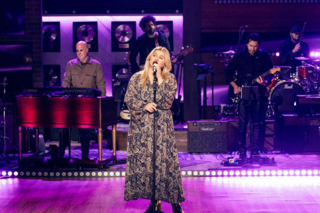 Kelly Clarkson performs on "The Kelly Clarkson Show"