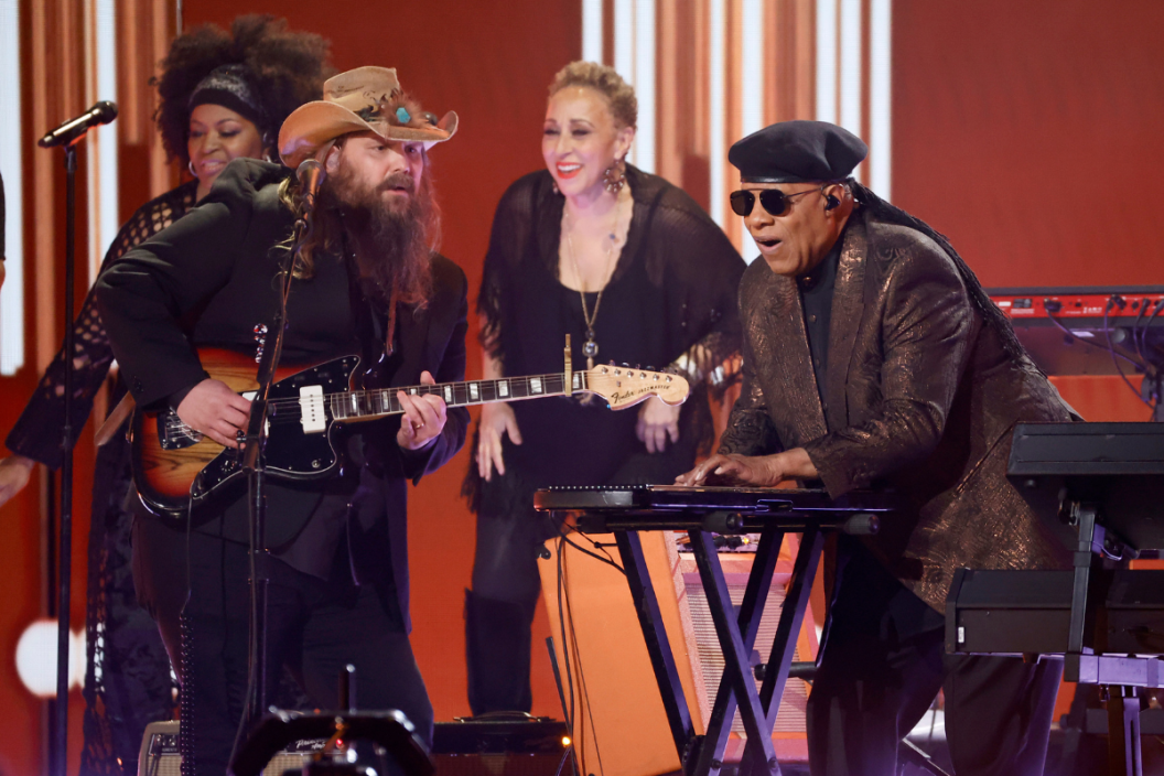 LOS ANGELES, CALIFORNIA - FEBRUARY 05: (FOR EDITORIAL USE ONLY) (L-R) Chris Stapleton and Stevie Wonder perform onstage during the 65th GRAMMY Awards at Crypto.com Arena on February 05, 2023 in Los Angeles, California.