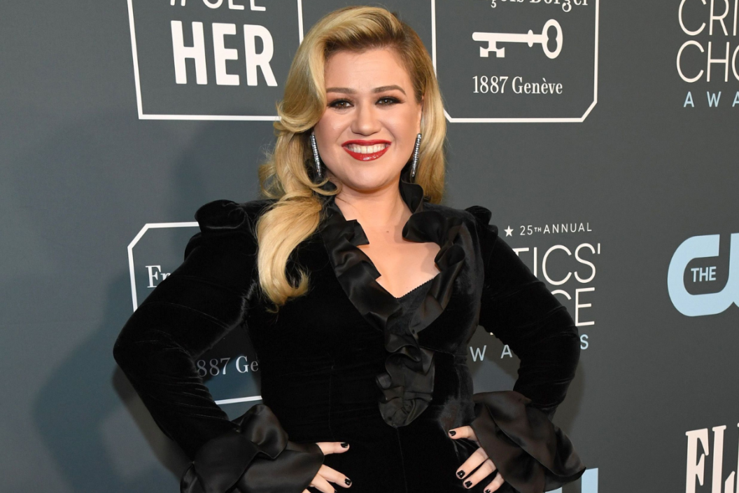 SANTA MONICA, CALIFORNIA - JANUARY 12: Kelly Clarkson attends the 25th Annual Critics' Choice Awards at Barker Hangar on January 12, 2020 in Santa Monica, California.