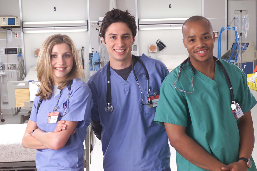 Actors Sarah Chalke, Zach Braff, and Donald Faison poses for a publicity photo for the television show "Scrubs."