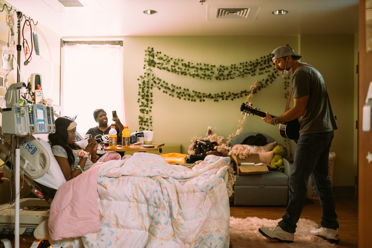 Walker Hayes Prom Visit 01 (Photo Credit_ Dusty Barker, Musicians On Call)