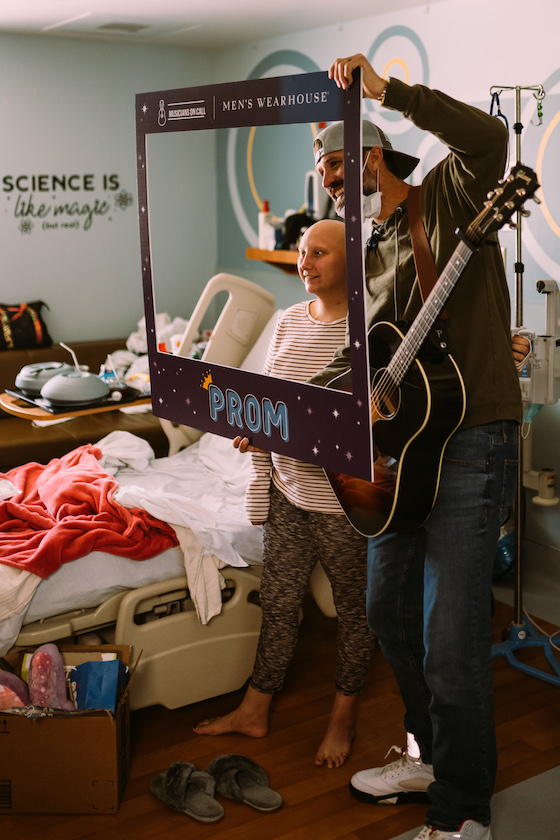 Walker Hayes Prom Visit 02 (Photo Credit_ Dusty Barker, Musicians On Call)