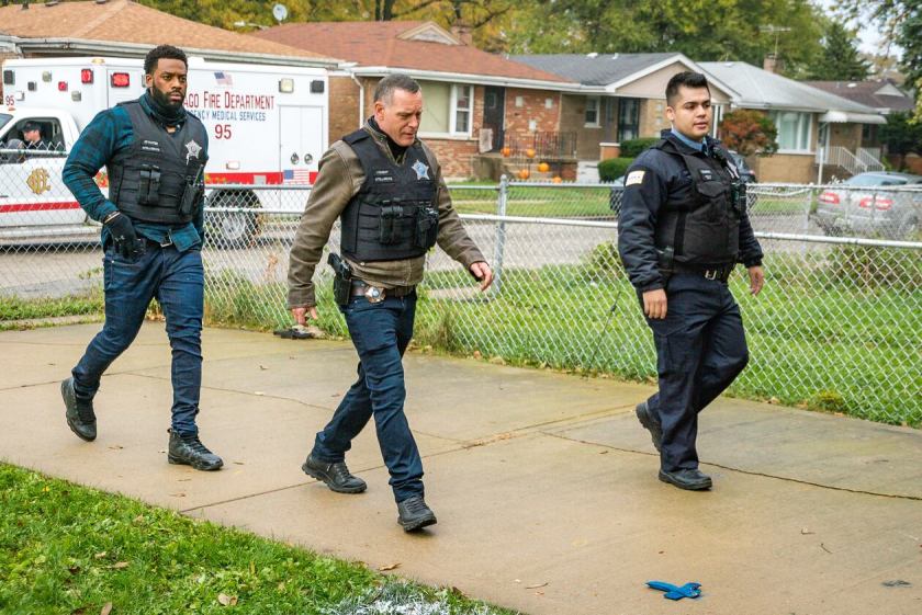 "White Knuckle" Episode 802 — Pictured: (l-r) LaRoyce Hawkins as Kevin Atwater, Jason Beghe as Hank Voight