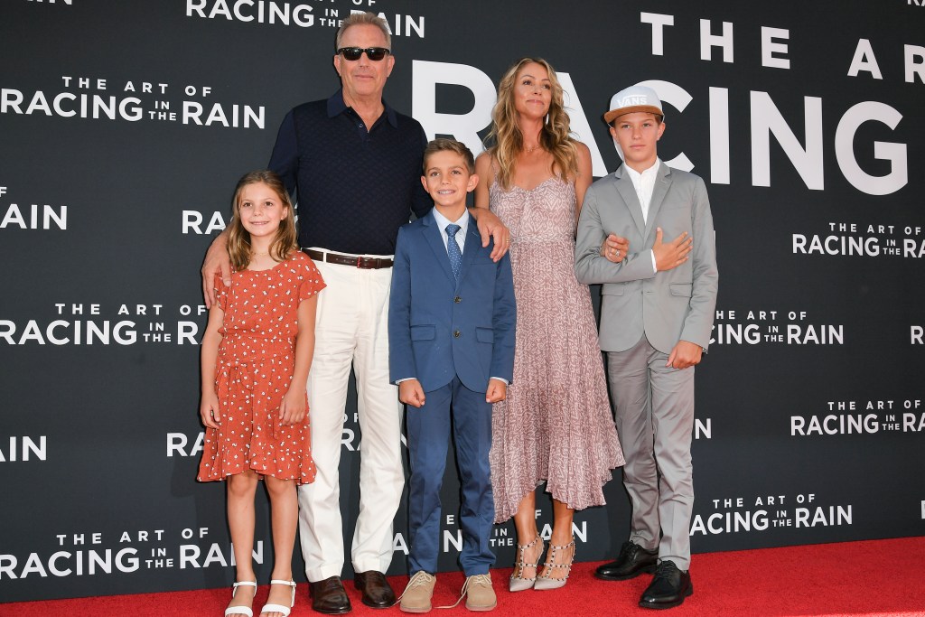 Kevin Costner, Christine Baumgartner and their kids