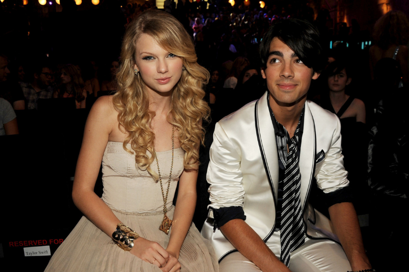 Singers Taylor Swift and Joe Jonas at the 2008 MTV Video Music Awards at Paramount Pictures Studios on September 7, 2008 in Los Angeles, California