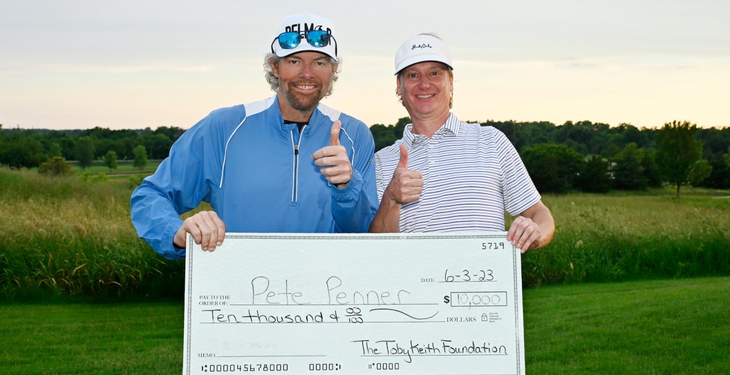 19th Toby Keith & Friends Golf Classic $10,000 shootout winner was Pete Penner (with Toby Keith on left).
