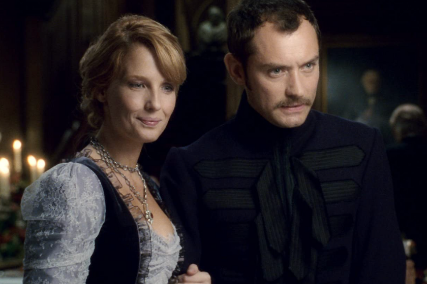 Jude Law and Kelly Reilly in Sherlock Holmes (2009)