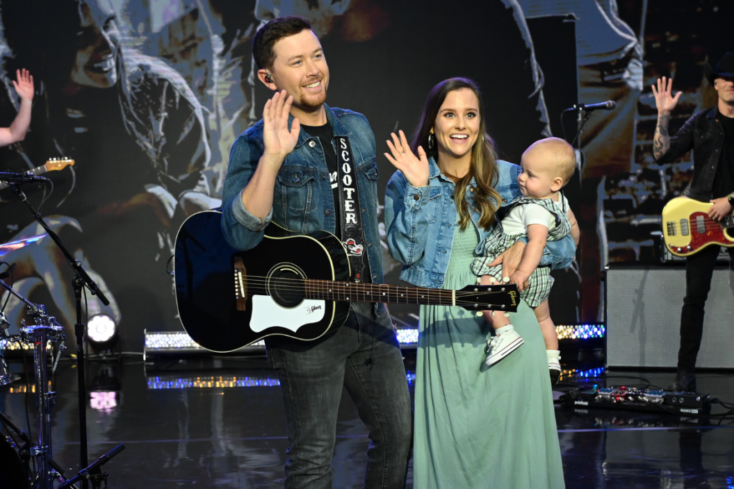 Scotty McCreery poses with wife and son on 'GMA'