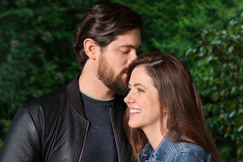Chris McNally and Julie Gonzalo in Hallmark's '3 Bed, 2 Bath, 1 Ghost' (2023).