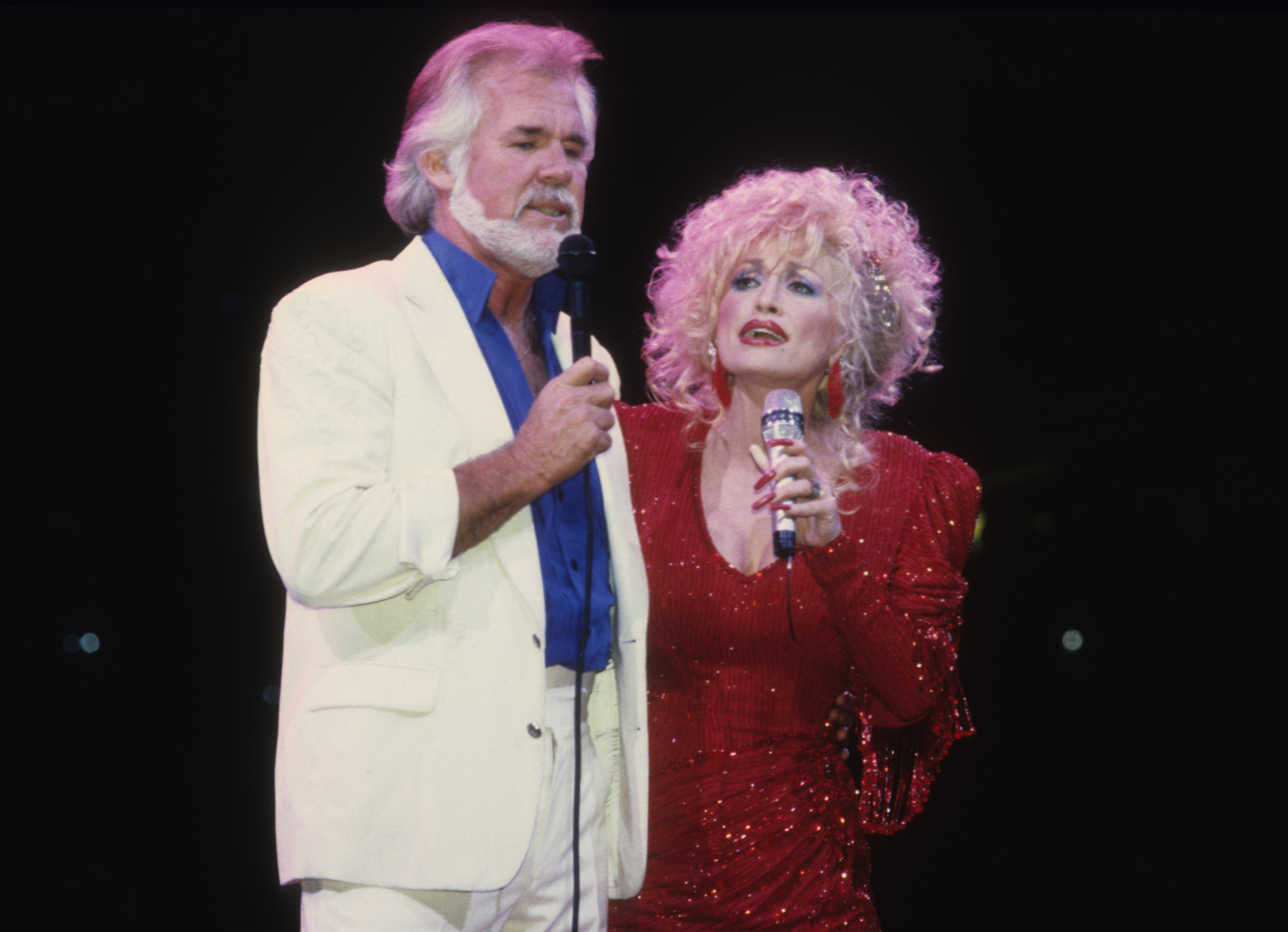 MINNEAPOLIS - OCTOBER 29: Kenny Rogers and Dolly Parton perform at the Target Center in Minneapolis, Minnesota on October 29, 1990. 