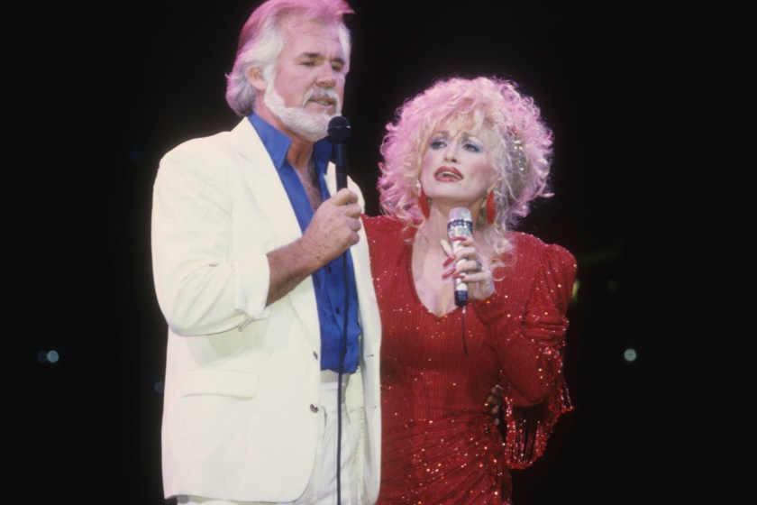 MINNEAPOLIS - OCTOBER 29: Kenny Rogers and Dolly Parton perform at the Target Center in Minneapolis, Minnesota on October 29, 1990.