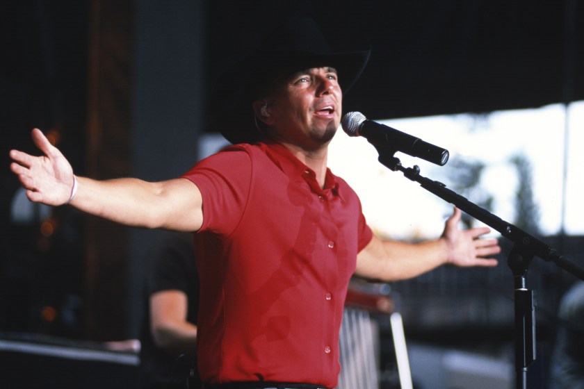 MOUNTAIN VIEW, CA - JUNE 28: Kenny Chesney performs at Shoreline Amphitheatre on June 28, 2001 in Mountain View California. 