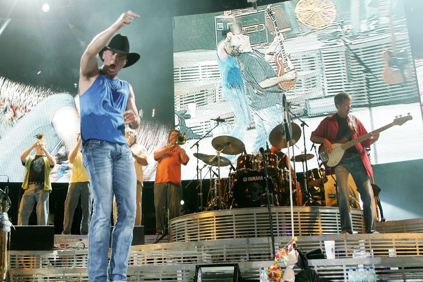BONNER SPRINGS, KS - AUGUST 09: Singer/musician Kenny Chesney performs on his "Flip-flop Summer" tour at Verizon Wireless Amphitheater on August 9, 2007 in Kansas City. 