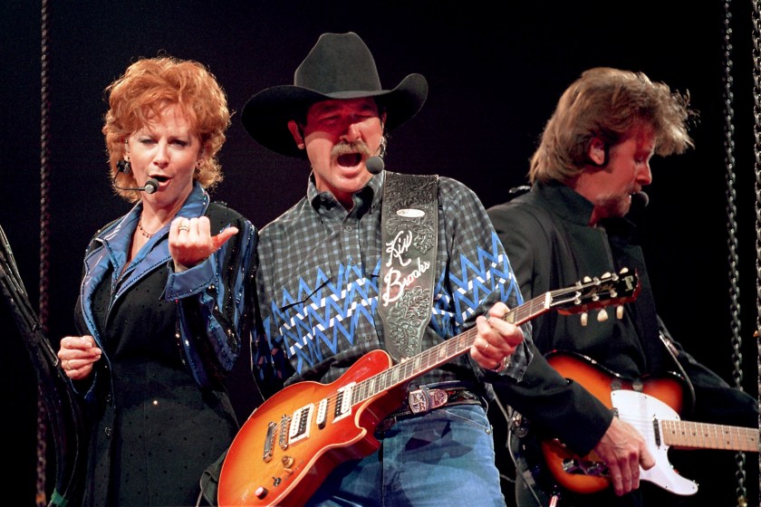 Country superstars l-r Reba McEntire, Kix Brooks and Ronnie Dunn perform together at the Rosemont Horizon. July 26, 1997. 