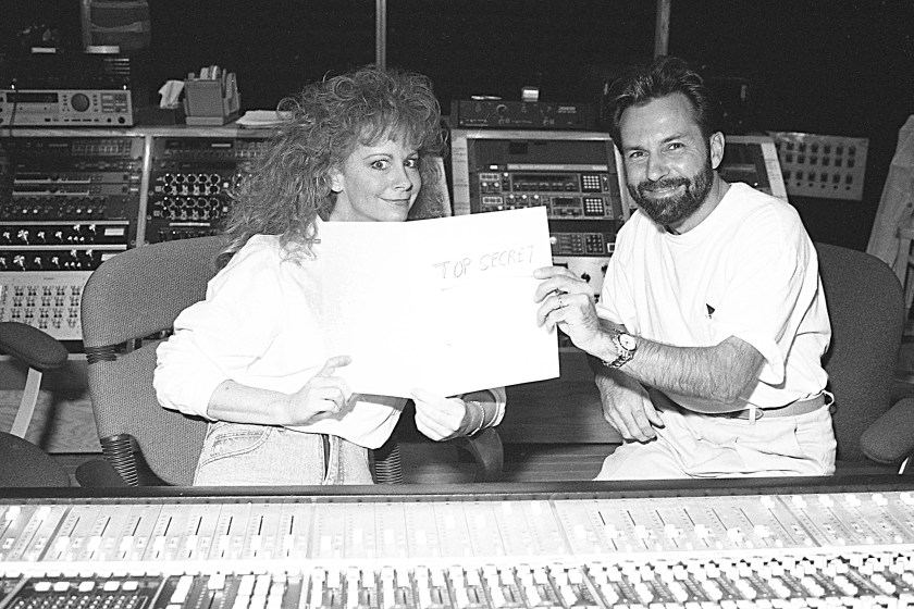 NASHVILLE - AUGUST 8: Country singer and songwriter Reba McEntire and Tony Brown in the studio on August 8, 1991 in Nashville, Tennessee. 