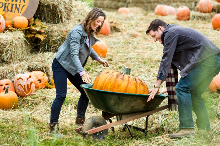Ashley Williams and Sam Jaeger star in Hallmark's "October Kiss."