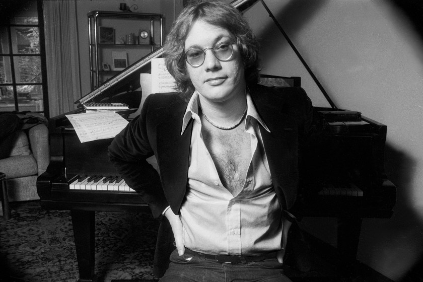 LOS ANGELES - DECEMBER 1979:  Singer songwriter Warren Zevon poses for a portrait in December 1979 in Los Angeles, California. 