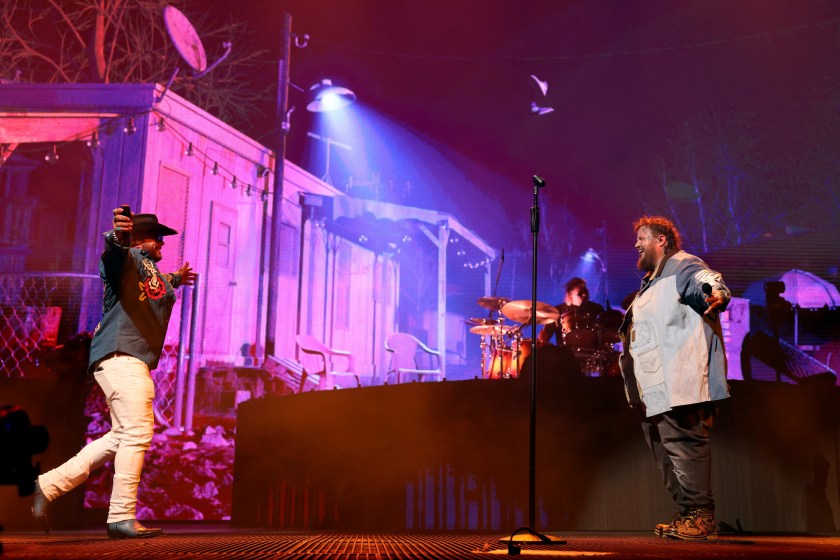 NASHVILLE, TENNESSEE - DECEMBER 09: Struggle Jennings and Jelly Roll perform onstage at Bridgestone Arena on December 09, 2022 in Nashville, Tennessee. 