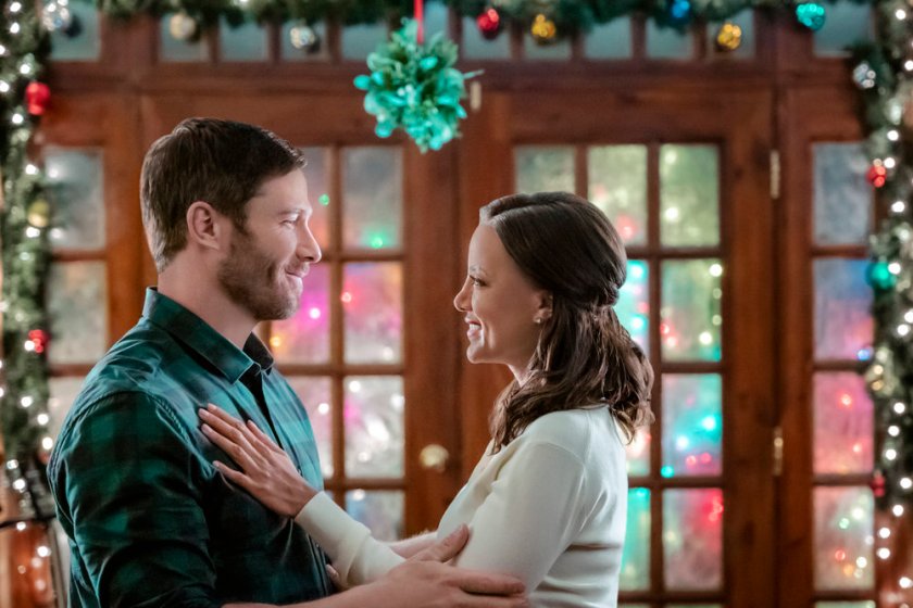 Beth is a concert violinist who tutors the daughter Sean Grant, a reclusive Country music star, to prep her for the holiday concert. Along the way, they are joined through the connective power of music. Photo: Luke Macfarlane, Heather Hemmens