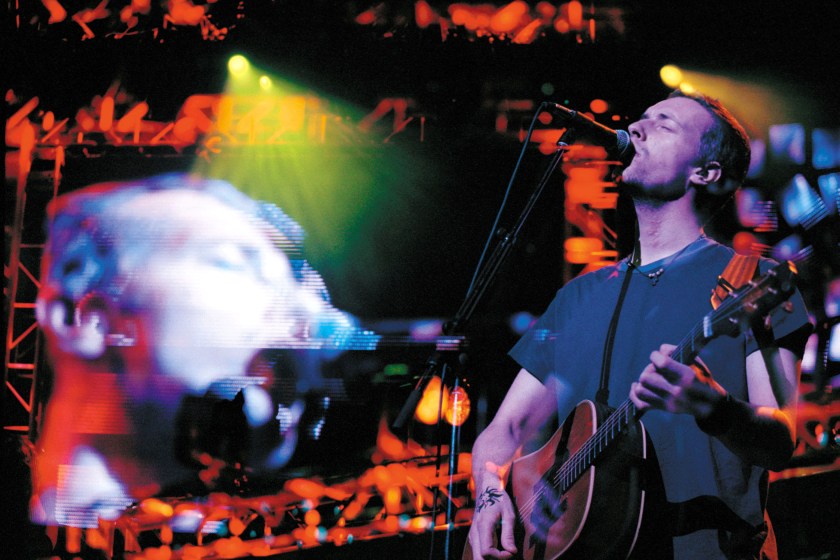 391699 05: Coldplay vocalist Chris Martin performs December 16, 2000 at the KROQ Almost Acoustic Christmas concert at the Universal Amphitheater in Universal City, CA.