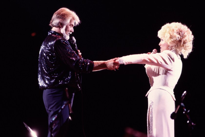 American Country musicians Kenny Rogers (1938 - 2020) and Dolly Parton perform together onstage at Nassau Coliseum, Uniondale, New York, August 29, 1985. 