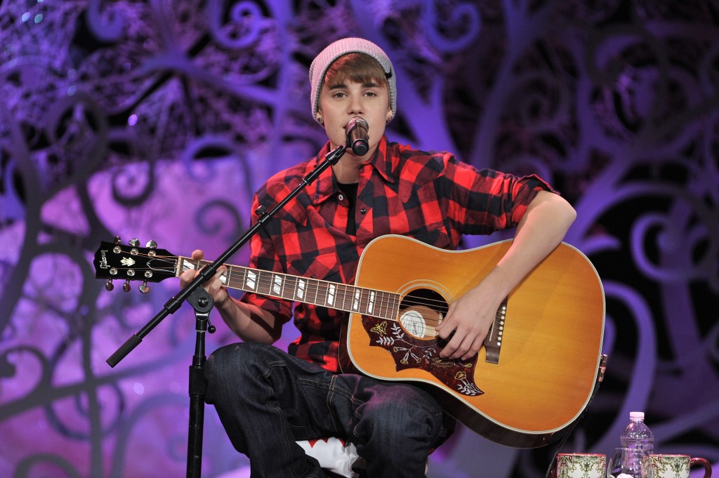 Singer Justin Bieber is home for the Holidays and performs in concert for a special acoustic Christmas show.