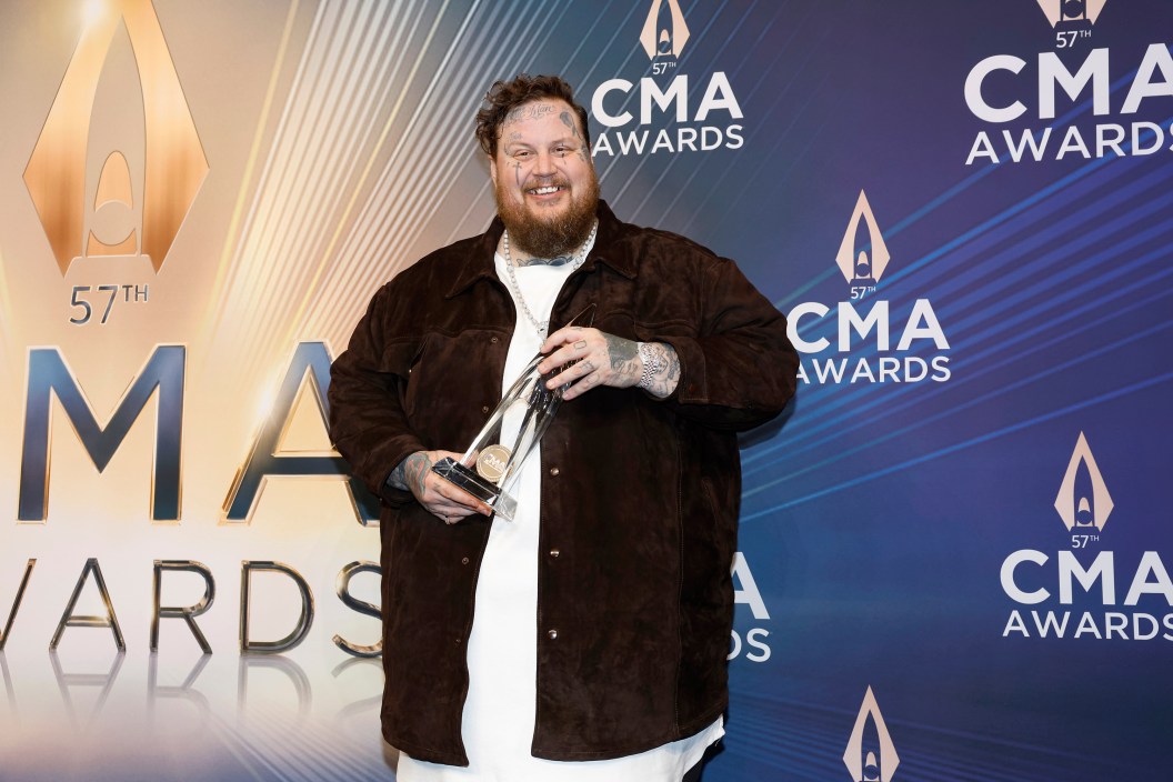 NASHVILLE, TENNESSEE - NOVEMBER 08: EDITORIAL USE ONLY Jelly Roll poses in the press room the 57th Annual CMA Awards at Bridgestone Arena on November 08, 2023 in Nashville, Tennessee.