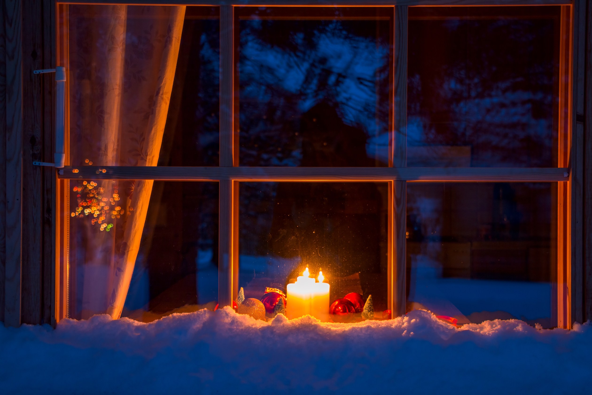 What Does a Candle in the Window at Christmas Mean?