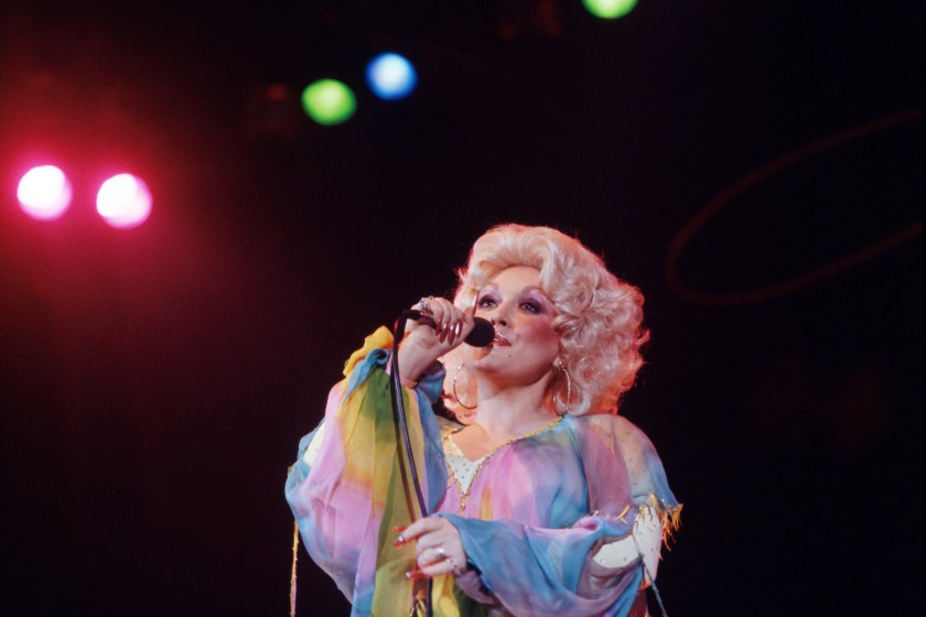 UNITED KINGDOM - NOVEMBER 20: HAMMERSMITH ODEON Photo of Dolly PARTON, Dolly Parton performing on stage