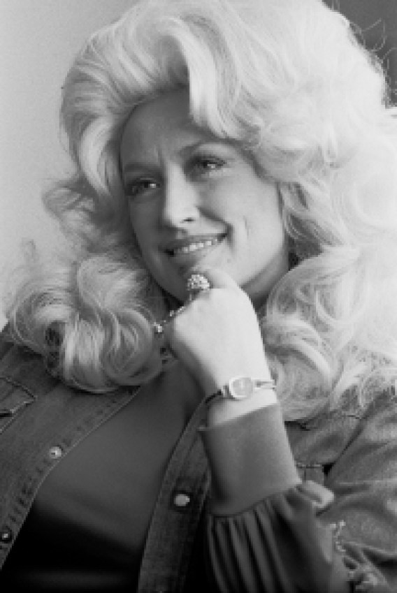 Portrait of Dolly Parton at the Holiday Inn in Chicago, Illinois, April 30, 1977. 