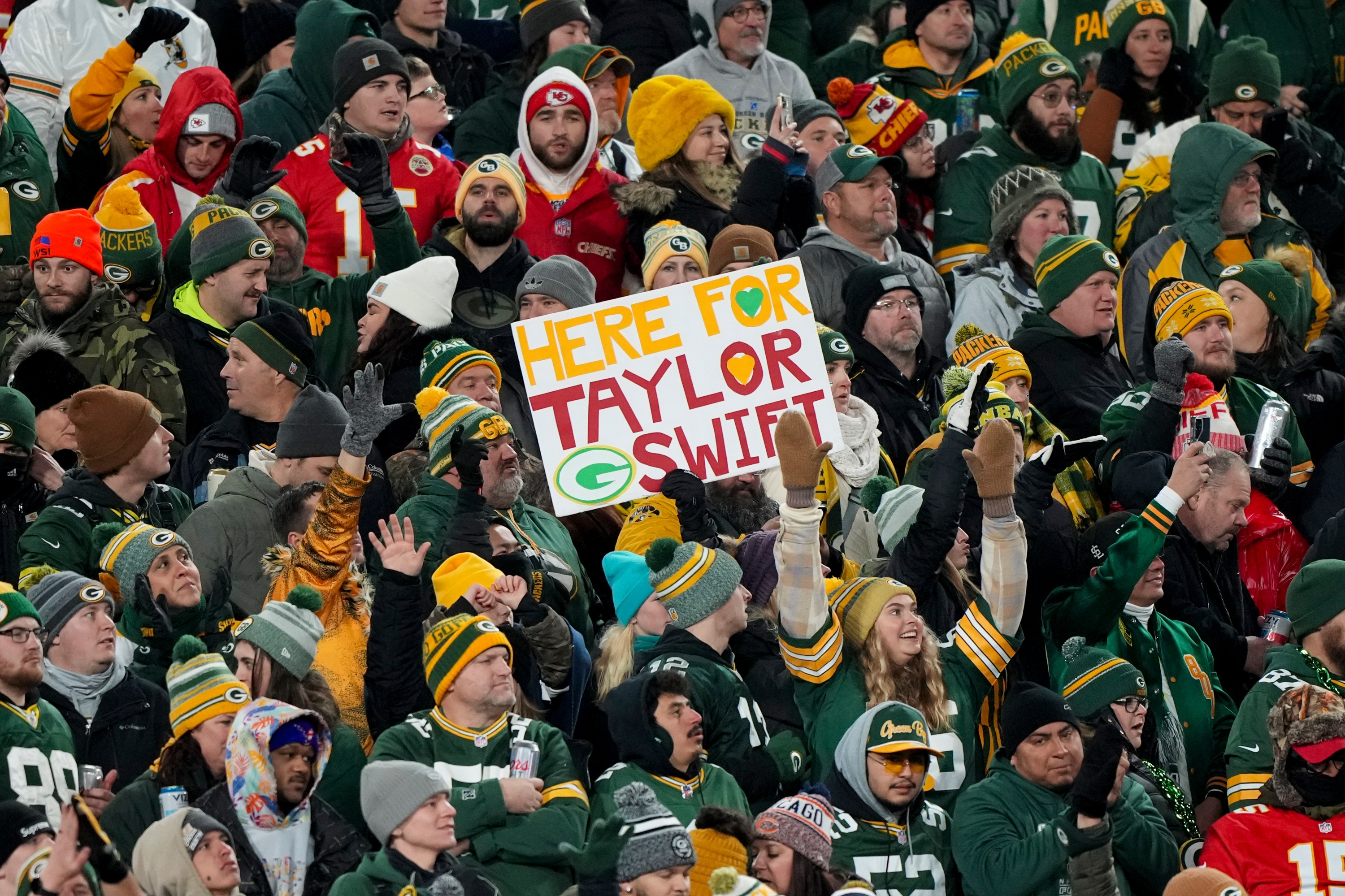 See Taylor Swift Cheer on Travis Kelce at Chiefs-Packers Game