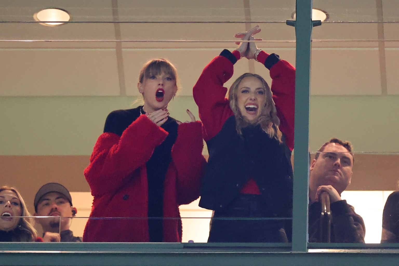 See Taylor Swift Cheer on Travis Kelce at Chiefs-Packers Game