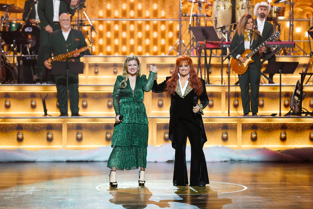 CHRISTMAS AT THE OPRY -- Pictured: (l-r) Kelly Clarkson, Wynonna Judd --