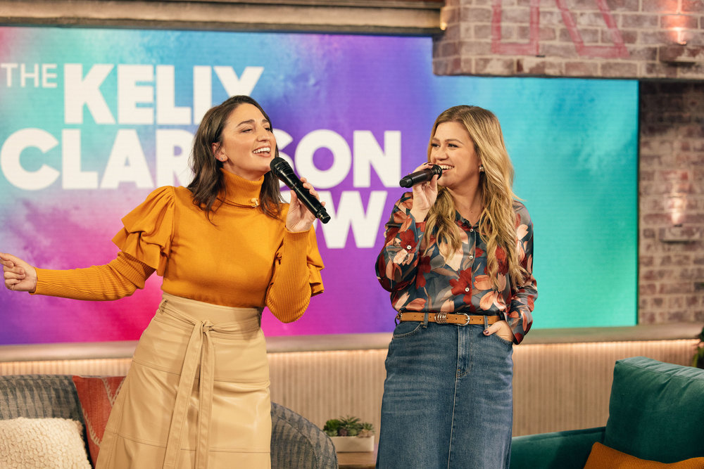 THE KELLY CLARKSON SHOW -- Episode 7I016 -- Pictured: (l-r) Sara Bareilles, Kelly Clarkson