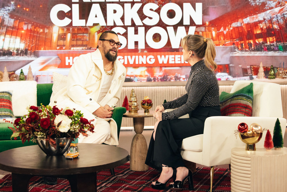 THE KELLY CLARKSON SHOW -- Episode 7I054 -- Pictured: (l-r) Jason Momoa, Kelly Clarkson --